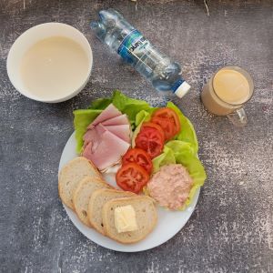Dieta podstawowa  Chleb mieszany pszenno-żytni Masło extra Kawa zbożowa z mlekiem Szynka krucha z pieca wieprzowa Pasta twarogowa z pieczoną papryką Woda mineralna Sałata zielona Pomidor